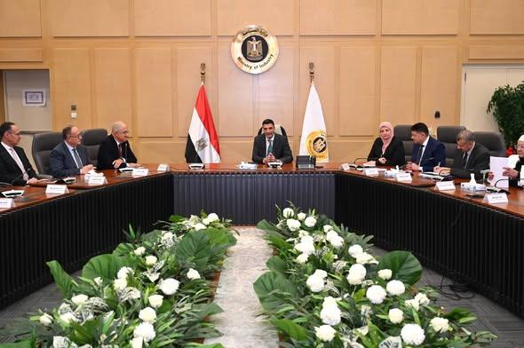 The Minister of Industry holds a meeting with the Federation of Industries and Chambers of Industry to discuss the challenges of the Egyptian industry and ways to solve them